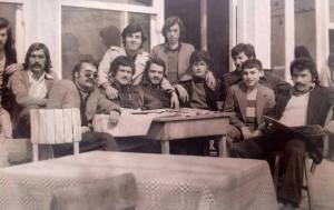 Rahmetli ŞENER ÖZGÜL -Sağdan birinci oturan-Solcu