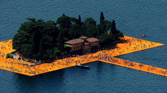 iseo- gölün üzerine küplerden yürüme yolu 